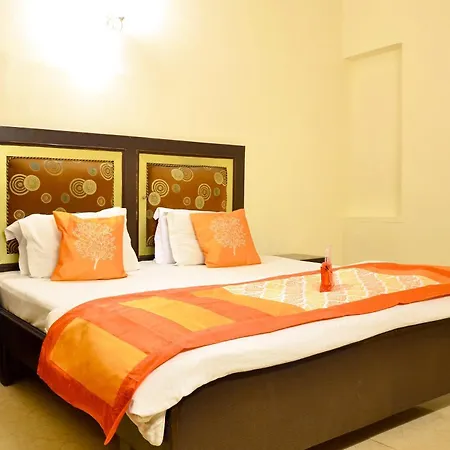 Oyo Home Baikunth Kuteer Near Dilli Haat Ina